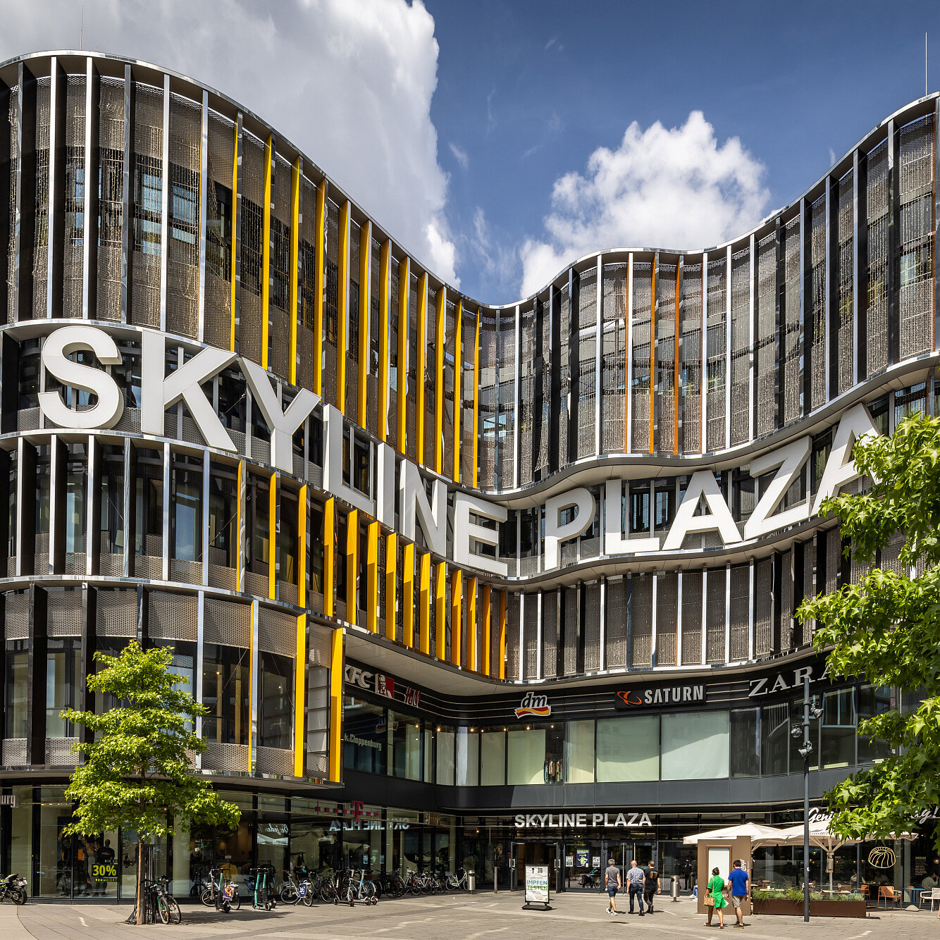 Blick auf das Einkaufszentrum Skyline Plaza mit außergewöhnlicher gewölbter Architektur.
