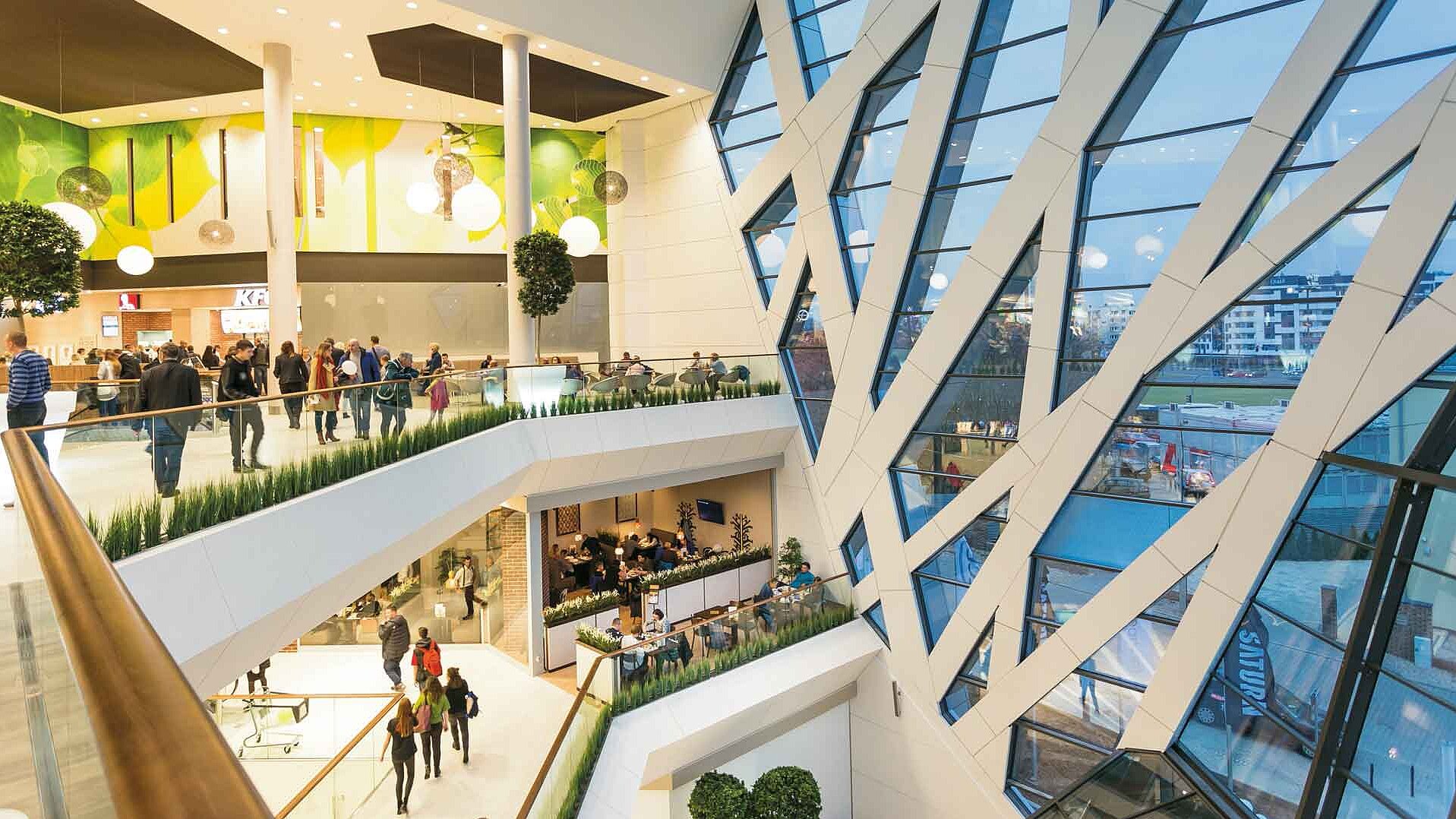 Im Inneren eines Shopping-Centers mit moderner Architektur