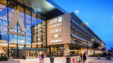 Ansicht auf das Shopping-Center "Adigeo" in Verona bei Abenddämmerung