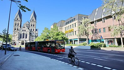 Befahrene Straße mit Blick auf das Löhr-Center in Koblenz im Hintergrund