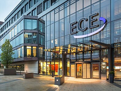 Blick auf das Hauptgebäude der ECE mit großer Glasfassade