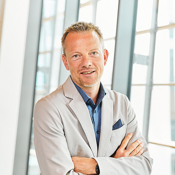 Portrait von Christian Schulz, der freundlich in die Kamera lächelt.