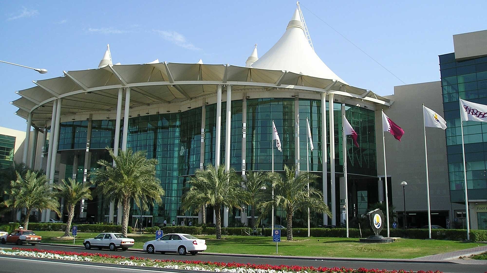Innenansicht eines Shopping-Center-Gebäudes in Katar mit großer Glaskuppel