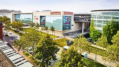 Blick von oben auf das Shoppingcenter Alstertal-Einkaufszentrum in Hamburg.