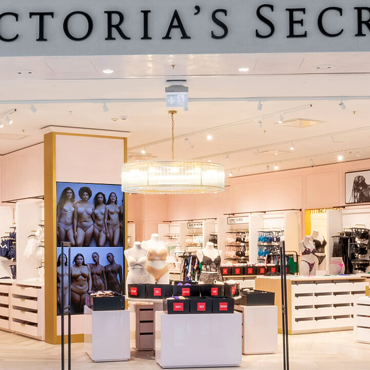 Die Ladenansicht eines hell beleuchteten Victoria Secret Stores.