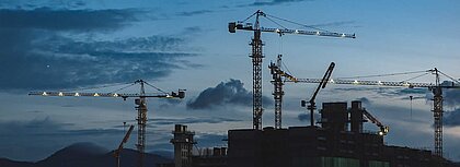 Baukräne in der Abenddämmerung