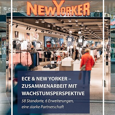 Ein gut beleuchteter New‑Yorker‑Store in einem Einkaufszentrum, in den mehrere Personen reingehen, während im Vordergrund ein grafisches Textfeld platziert ist.