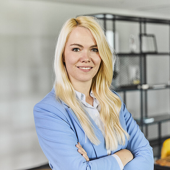 Portrait von Juliane Hagen, die freundlich in die Kamera lächelt.
