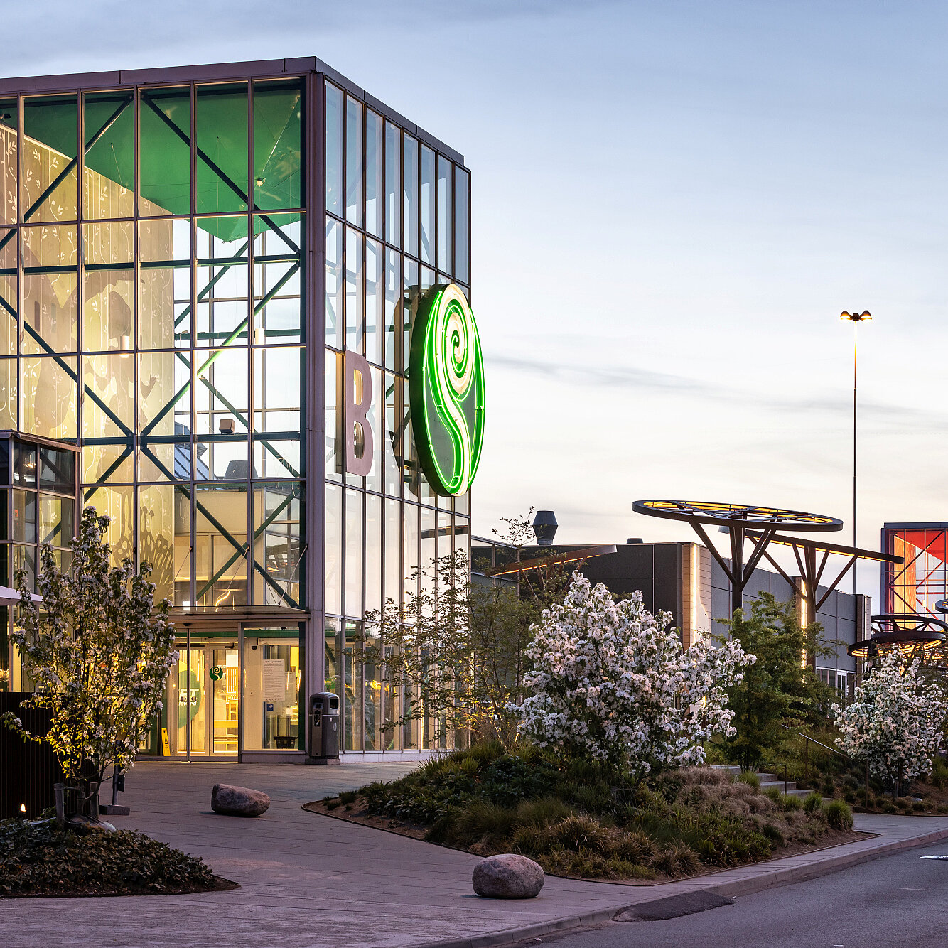 Blick auf das Einkaufszentrum Rosengardcentret mit außergewöhnlicher Glasfassade.