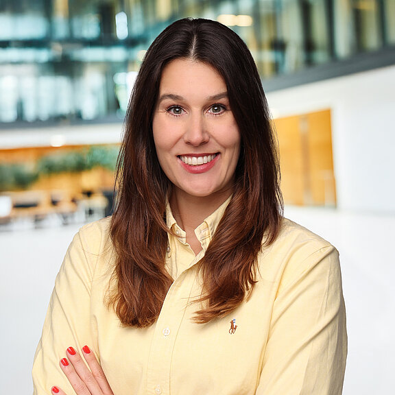Portrait von Kim Bareis, die freundlich in die Kamera lächelt.