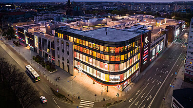 Außenansicht des beleuchteten Shopping-Centers Galeria Kaskada in Stettin, Polen