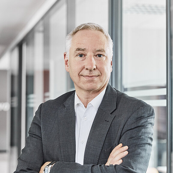 Portrait von Frank Willer, der freundlich in die Kamera lächelt.