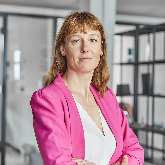 Portrait von Juliane Beck, die freundlich in die Kamera schaut.
