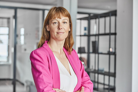 Portrait of Juliane Beck, looking friendly into the camera.