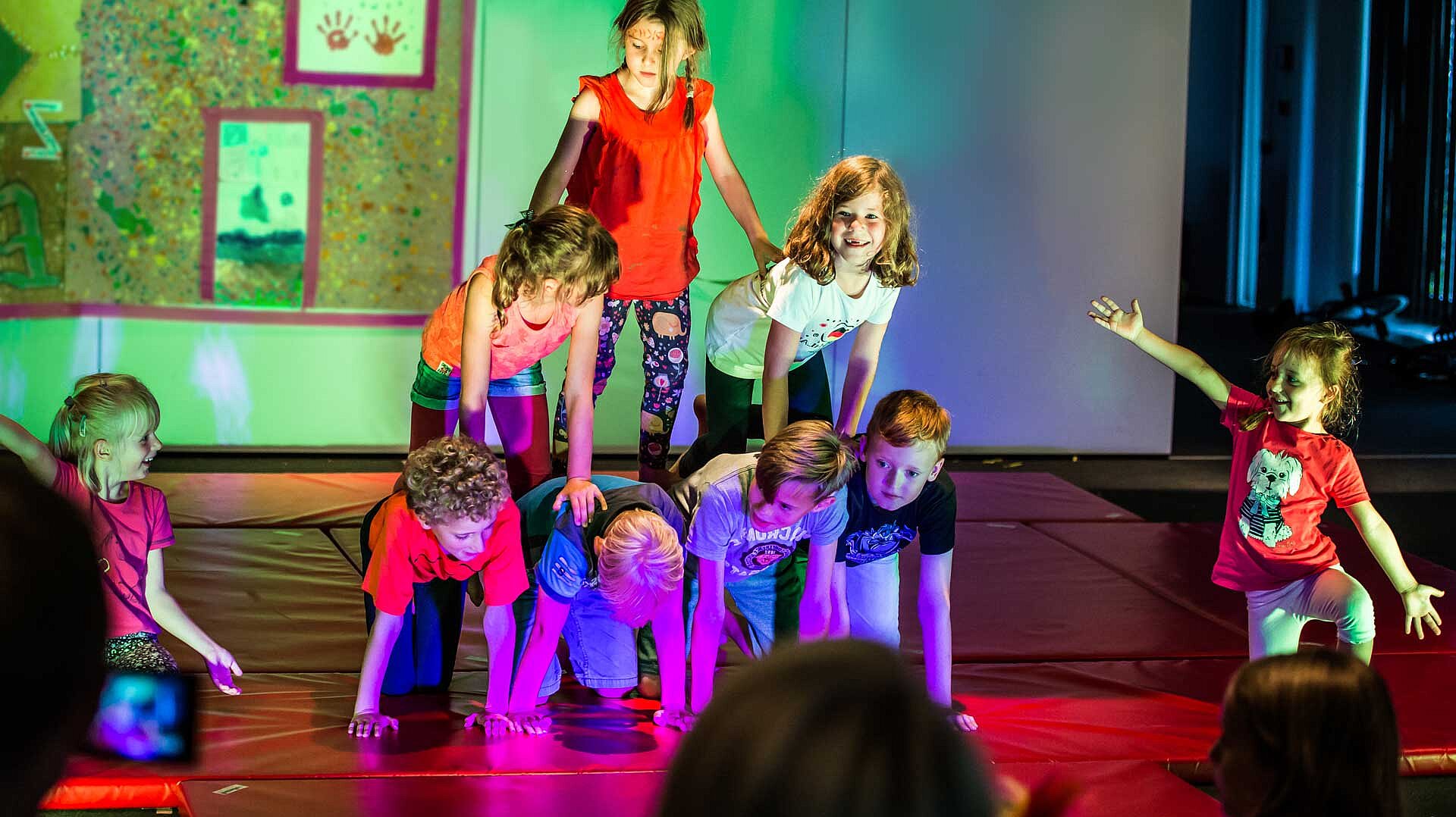 Kleine Kinder führen eine Akrobatikshow auf