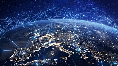 Eine nächtliche Satellitenansicht der Erde mit leuchtenden Verbindungslinien