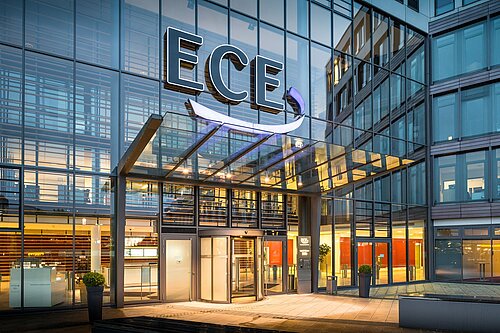 Blick auf die große Glasfassade der ECE-Hauptzentrale in Hamburg.