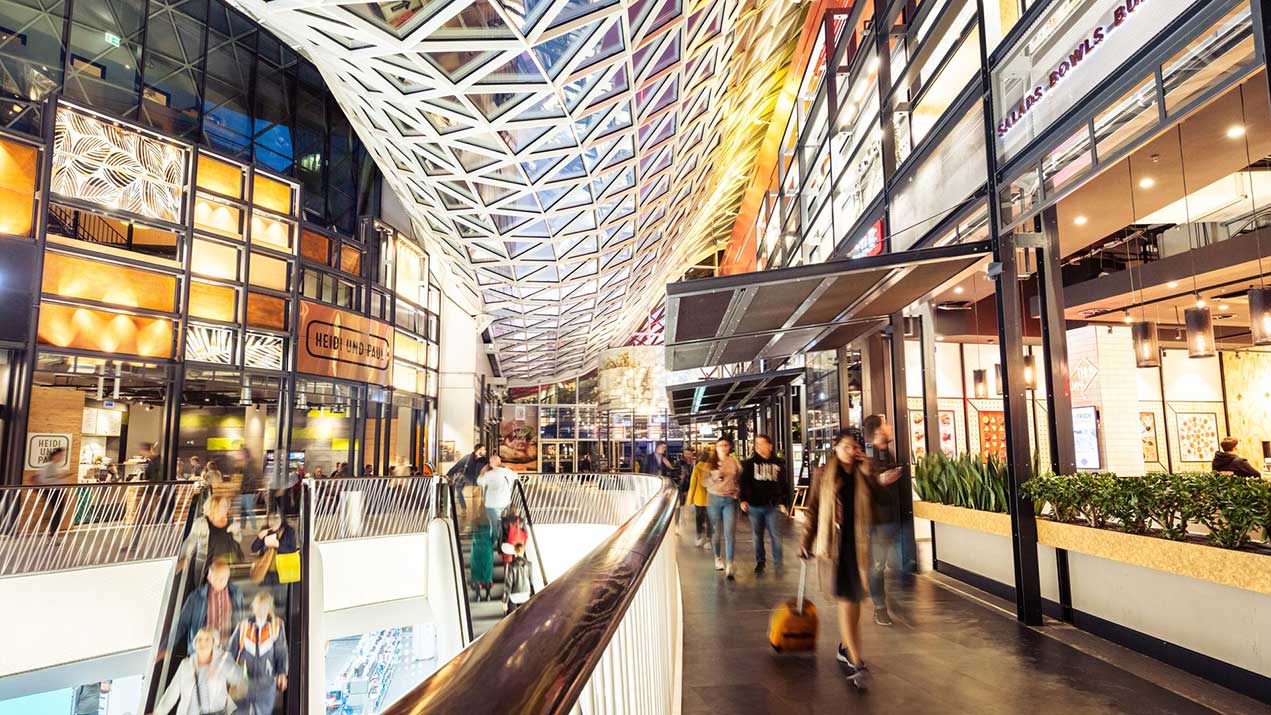 Hell beleuchteter und moderner Gastronomiebereich in einem Shopping-Center