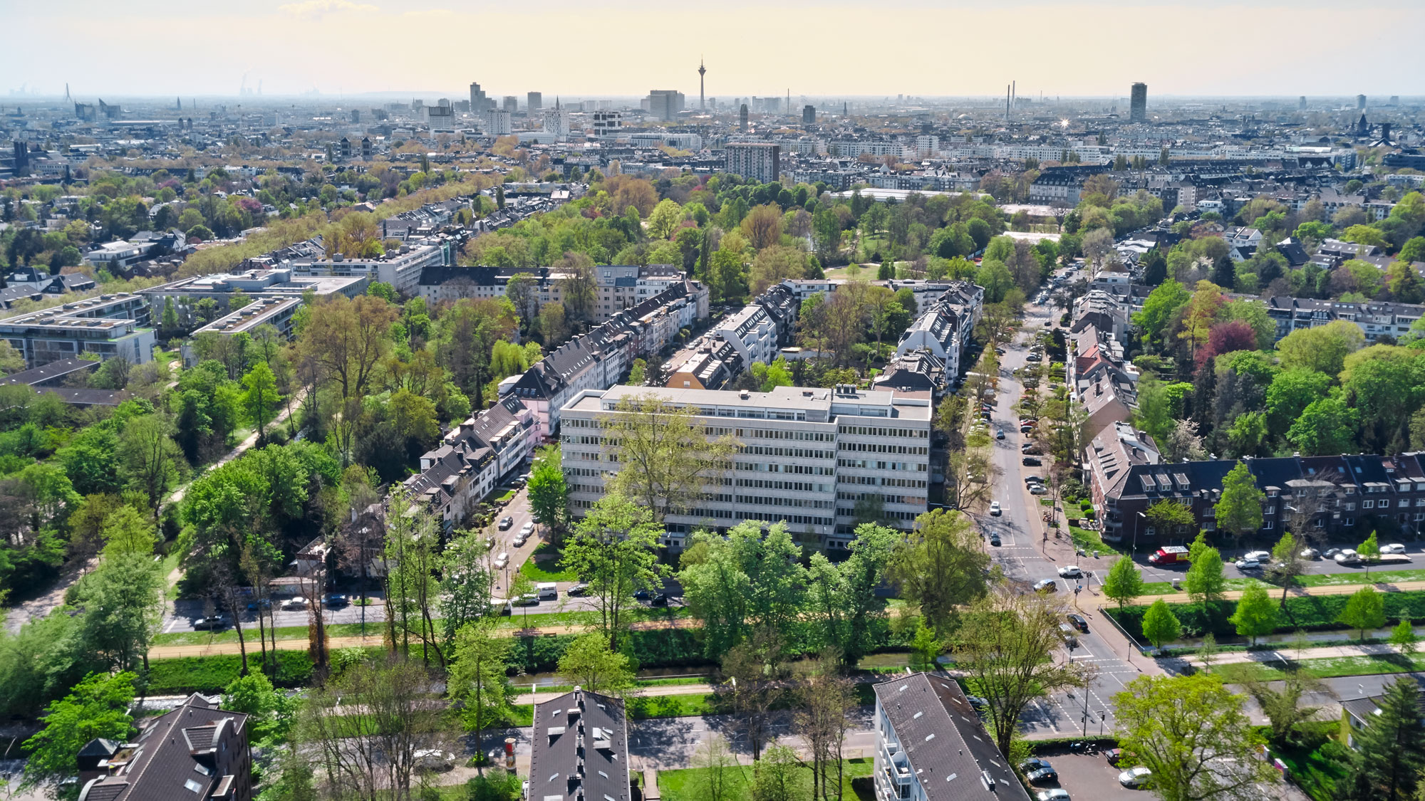 Vogelperspektive auf die Stadt Düsseldorf mit Blick auf ein Wohnhausgebäude.